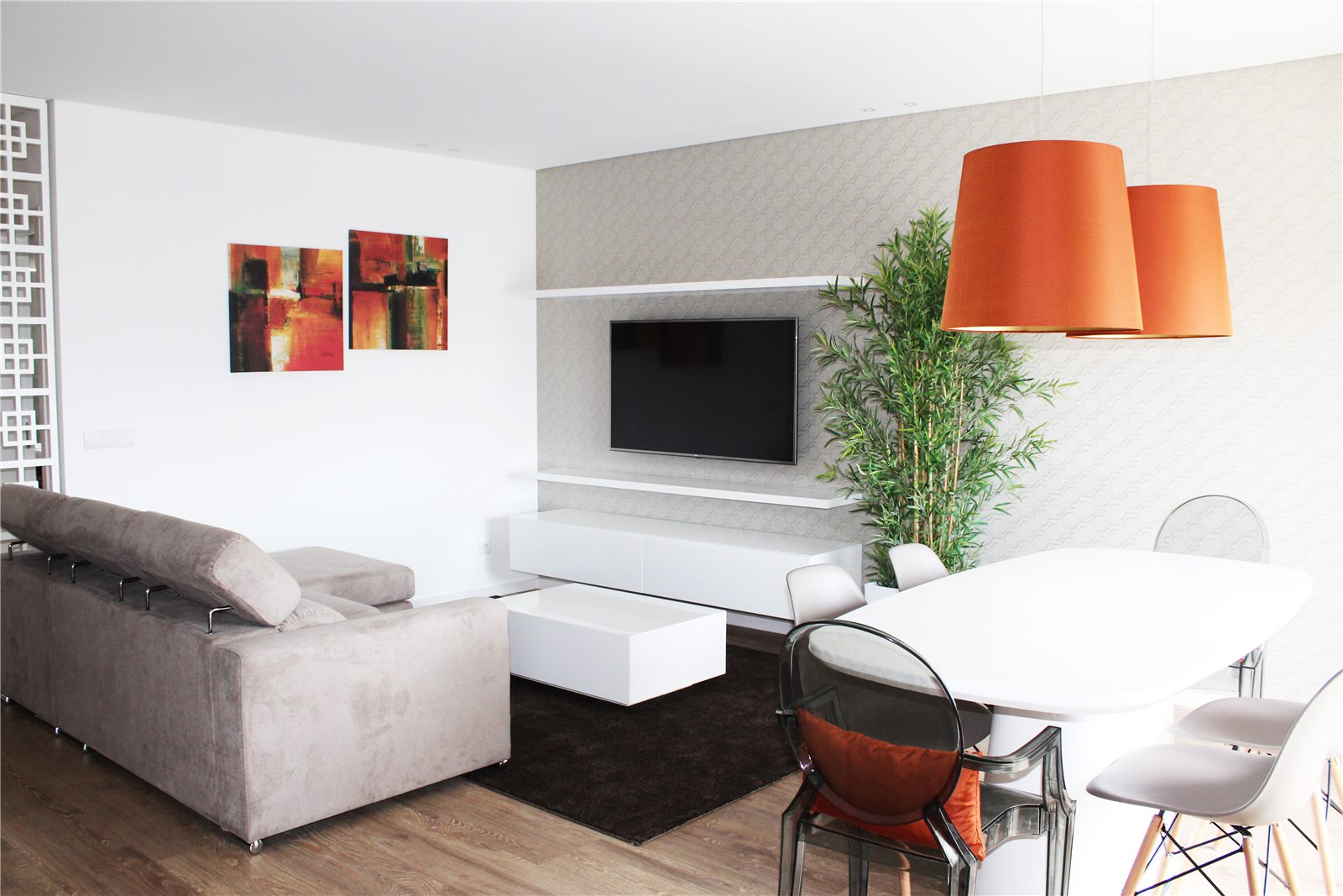 Apartamento renovado com sala, zona de jantar e acabamentos luminosos