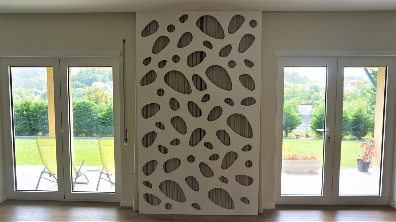 Painel decorativo interior feito à medida entre vãos envidraçados